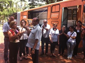 Ônibus com loja itinerante é entregue para artesãos de Maringá